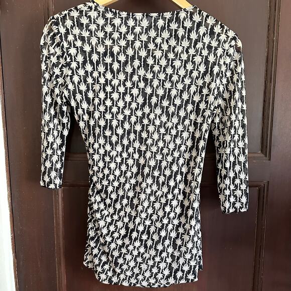 DIANE von FURSTENBERG | Maternity Stretch Silk Wrap Front Top | Size Small - Picture 4 of 4